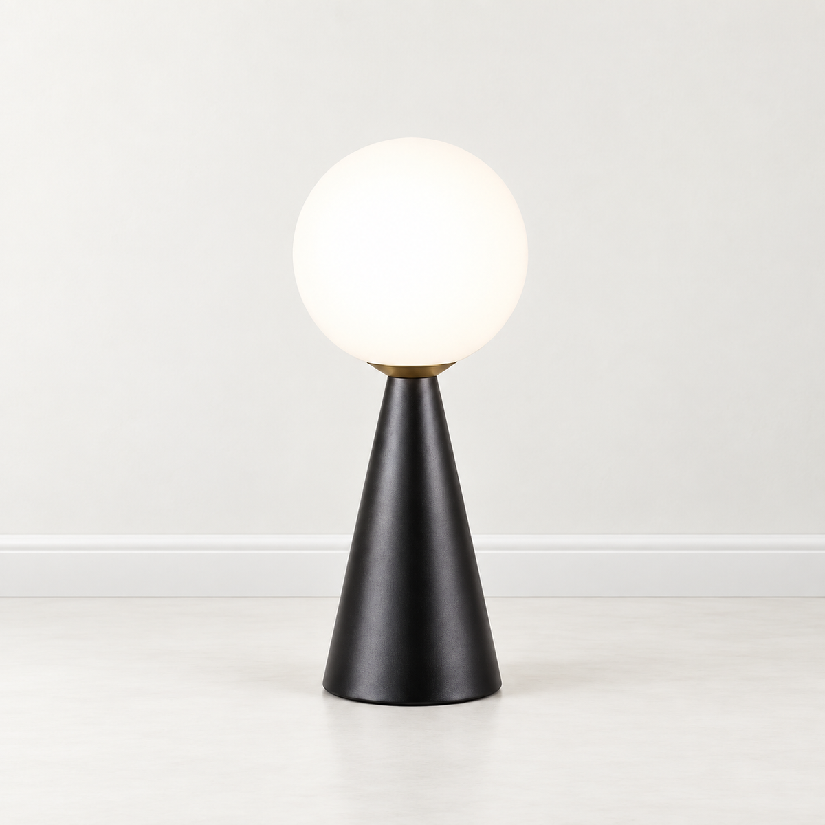 Luminária de Mesa Esfera de Vidro com Base Cônica Preta - Equora Design