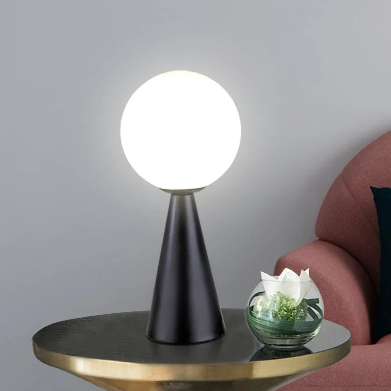 Luminária de Mesa Esfera de Vidro com Base Cônica Preta - vista frontal