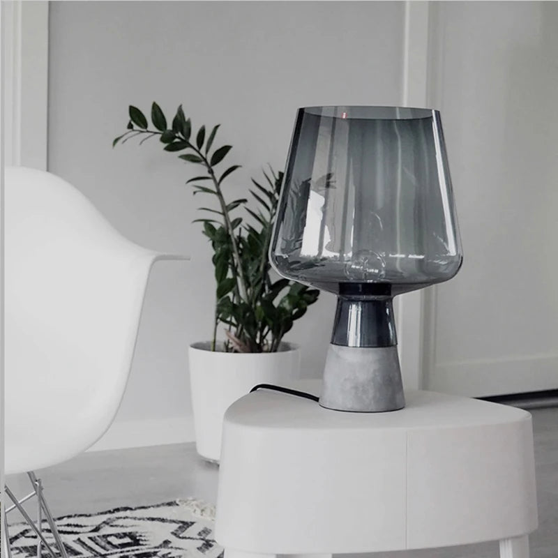 Luminária de Mesa em Vidro com Base de Cimento - vista frontal