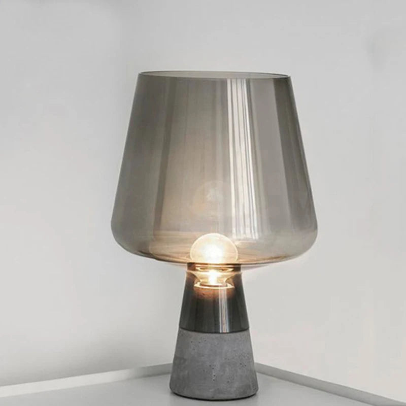 Luminária de Mesa em Vidro com Base de Cimento - detalhe da cúpula de vidro